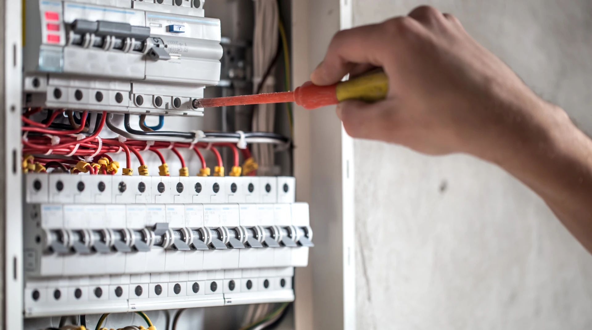 Dépannage électrique urgent à Joué-lès-Tours avec Adopt’Elec expert en domotique et automatisation électrique